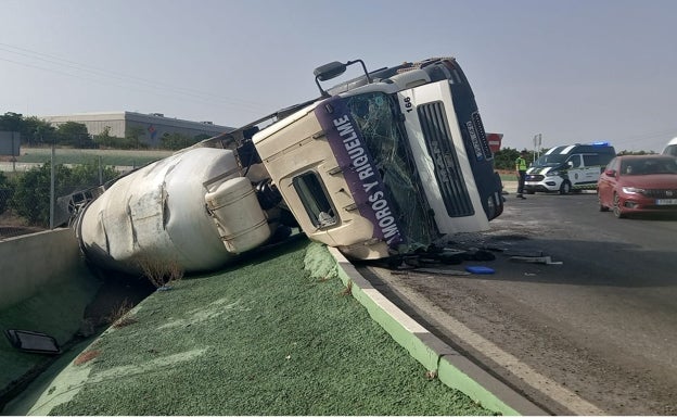 Un camión hormigonera vuelca en una rotonda de Massamagrell