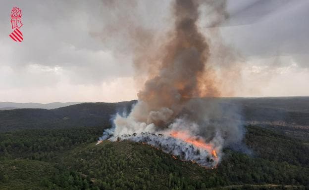 Cuatro incendios provocados por rayos queman zonas de monte en la Comunitat