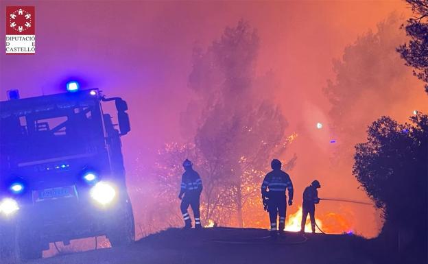 7 efectivos presentes en el incendio de Azuébar, atendidos por golpes de calor