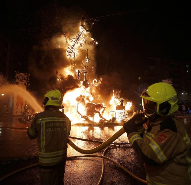 Los falleros ven «imposible» celebrar la cremà y la Ofrenda a la Virgen antes de la madrugada