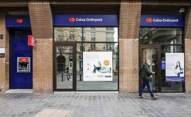 Los pocos bancos que se resisten a cerrar oficinas en la Comunitat