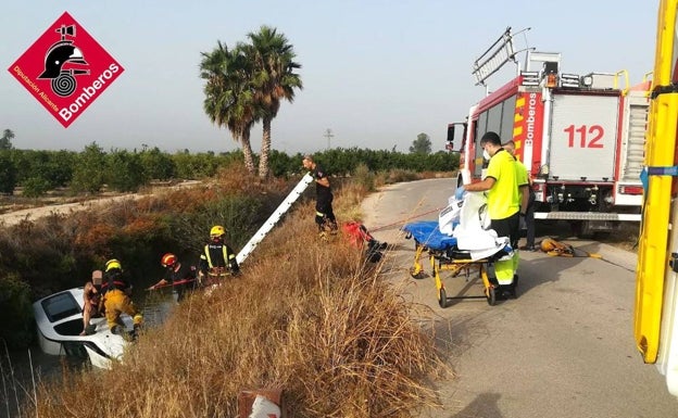 Rescatan a un hombre en Almoradí tras caer con su furgoneta a una acequia