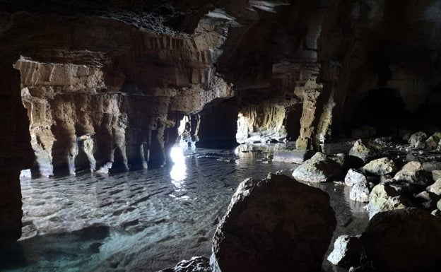 La Policía Local de Dénia desaloja a 37 personas de la Cova Tallada