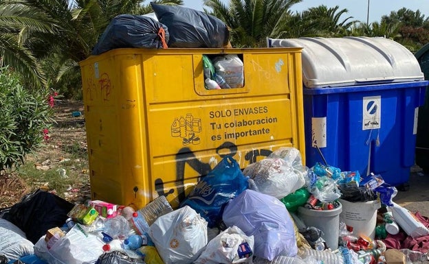 Los contenedores de reciclaje en la zona costera de Sagunto, hasta los topes