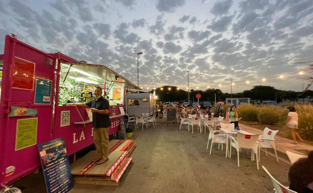 Food trucks en la playa de Puzol en verano de 2021