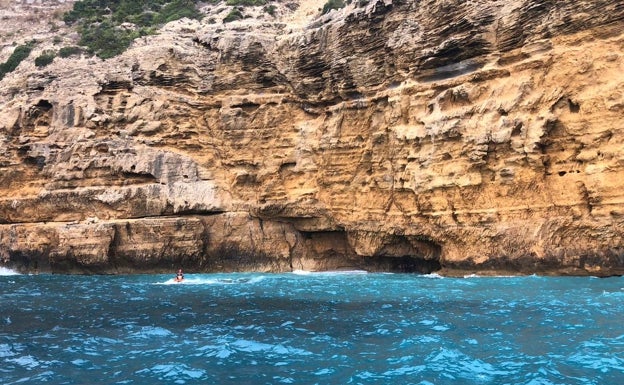 Rescatan en Xàbia a dos piragüistas que se resguardaron del temporal en una cueva del Cap Negre