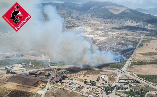 Los bomberos dan por controlado un pequeño incendio forestal en Pinoso