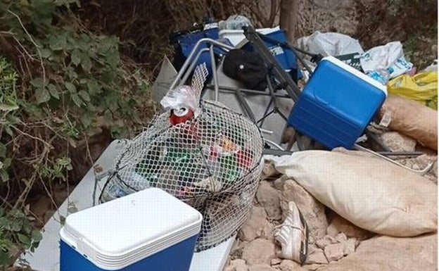 Basura y neveritas tiradas en la cala dels Testos de Benitatxell