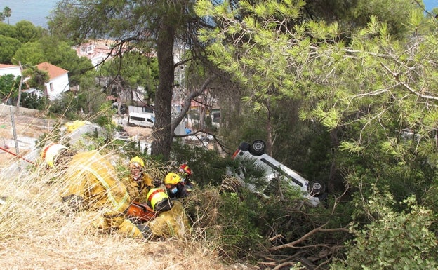 Atrapado entre los pinos de un acantilado de Dénia cuando intentaba poner el freno de mano