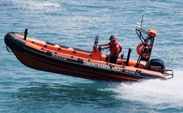 Los bomberos rescatan a una familia a la deriva tras naufragar su embarcación en Oropesa