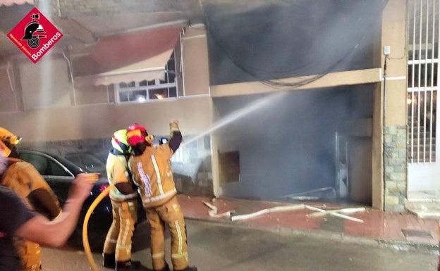 Un incendio en el cuadro de contadores obliga a desalojar a los vecinos de un edificio en Torrevieja