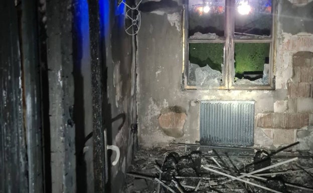 Un incendio arrasa una vivienda en Riba-roja