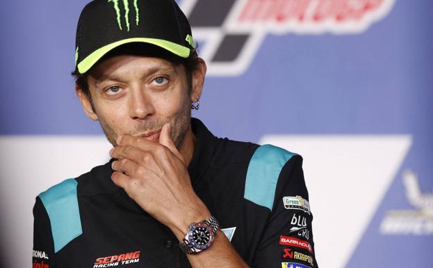 Valentino Rossi anuncia que va a ser padre junto a Sofía Novello