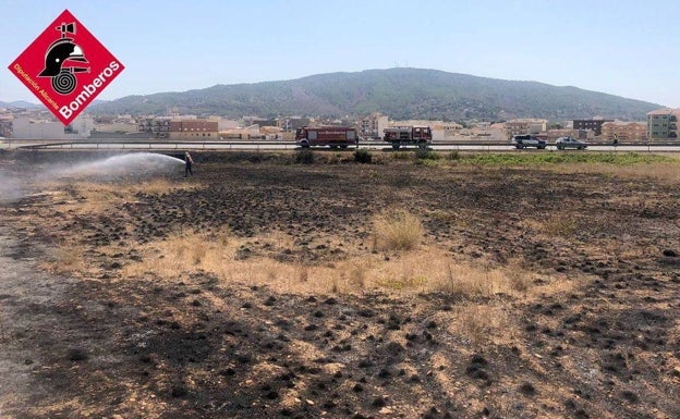 Los bomberos extinguen un incendio de matorral a las afueras de Pinoso