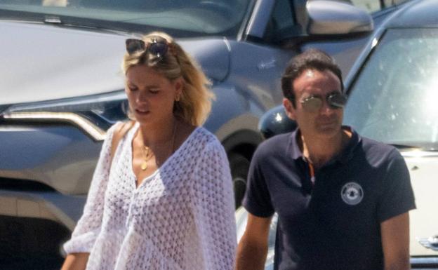 Enrique Ponce y Ana Soria acuden juntos a vacunarse y levantan las críticas en redes