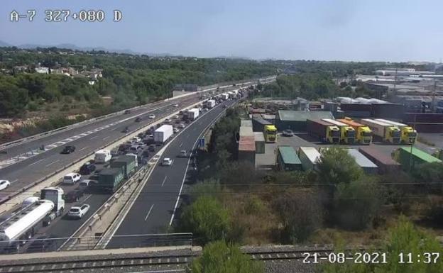 Un accidente en el bypass provoca un atasco de más de 6 kilómetros en la A-7 en Paterna