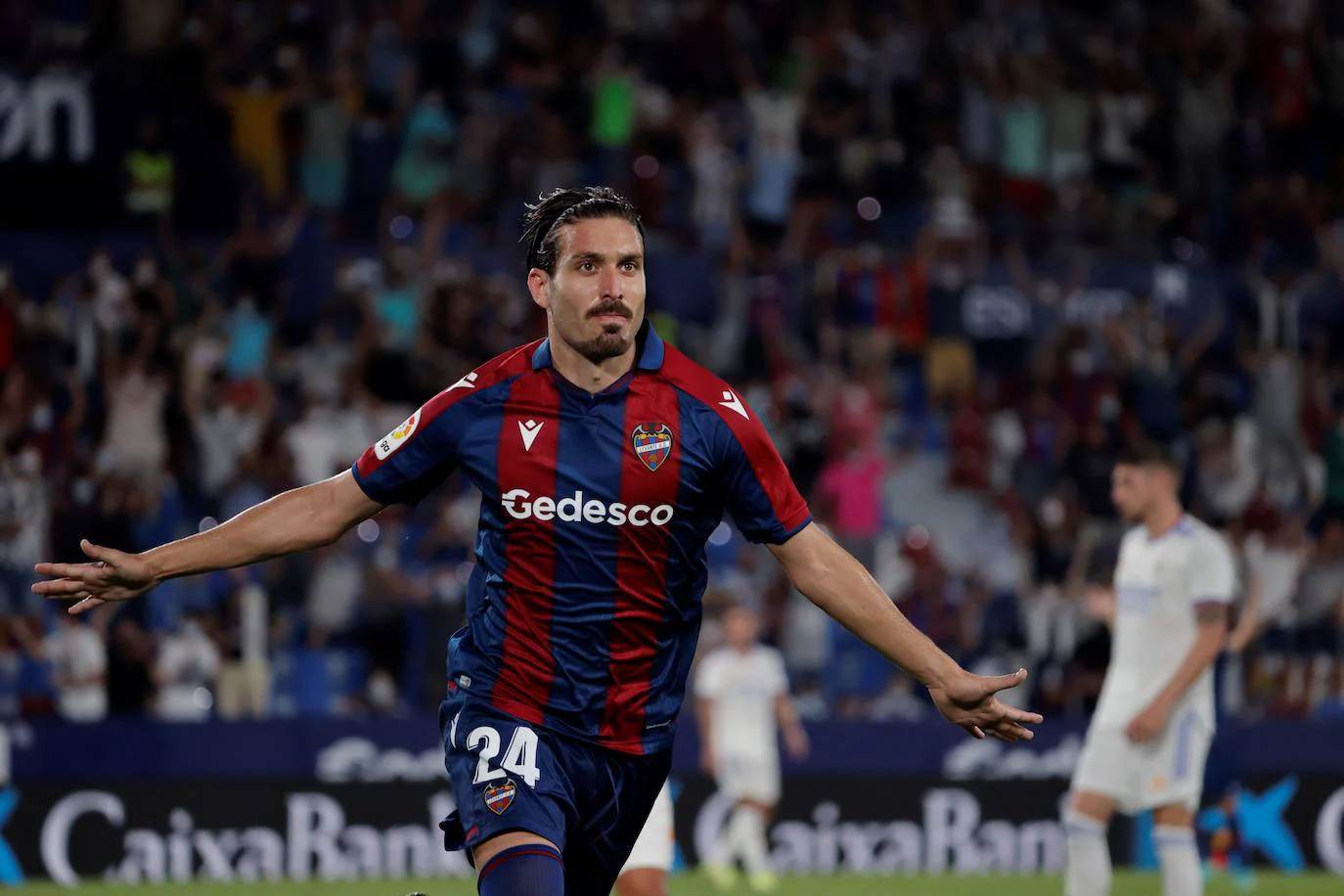 Campaña celebra con los brazos abiertos tras marcar su gol ante el Real Madrid/EFE/juan carlos cárdenas