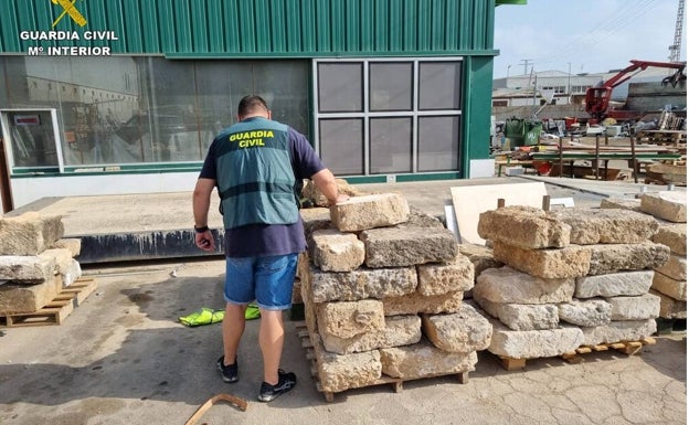 La Guardia Civil recupera en una chatarrería de Dénia 50 bloques robados de piedra tosca de Xàbia