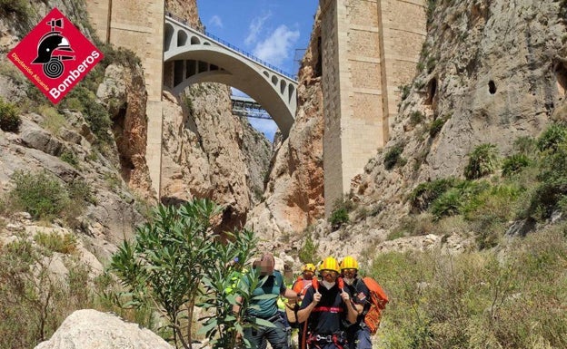 Rescatan a una mujer tras sufrir una caída en el Mascarat