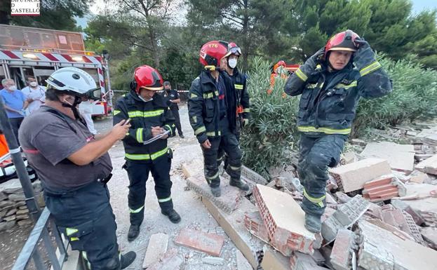 Uno de los atrapados en el derrumbe de Peñíscola está consciente y ha podido comunicarse con el operativo de rescate