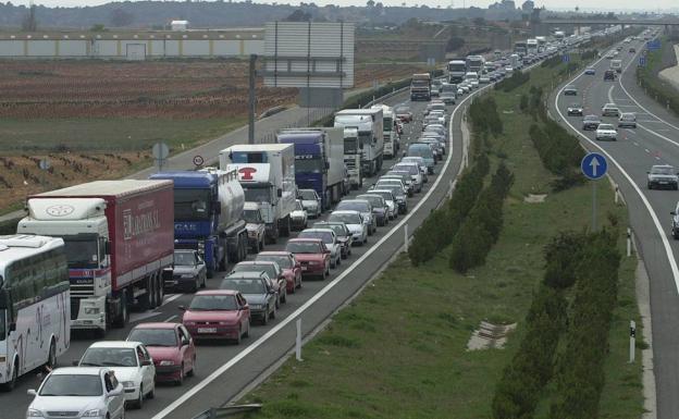 La DGT publica una guía de itinerarios para escapar de los atascos