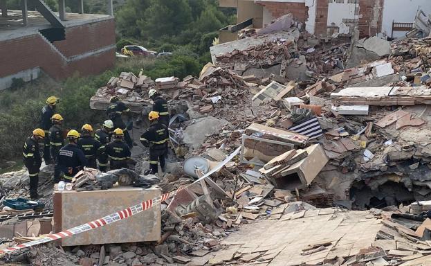 A contrarreloj en un «castillo de naipes» para encontrar a la mujer desaparecida tras el derrumbe de Peñíscola