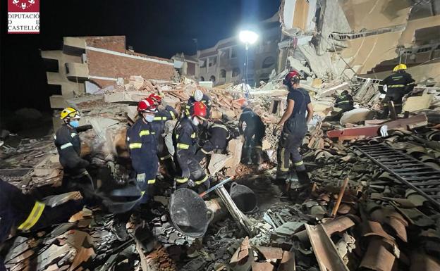 Continúan los trabajos en el edificio colapsado de Peñíscola tras hallar a un menor fallecido