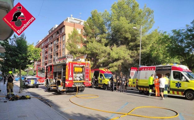 Cuatro heridos por inhalación de humo tras un incendio en el cuadro de contadores de un edificio de Orihuela