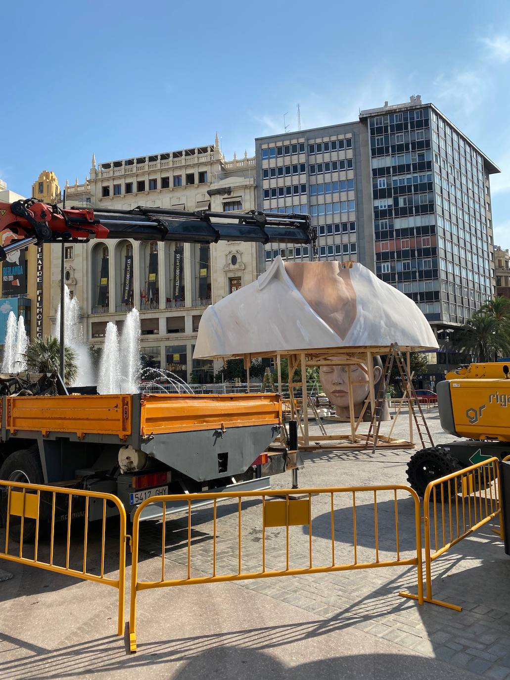 'La Meditadora' ya luce en la plaza del ayuntamiento