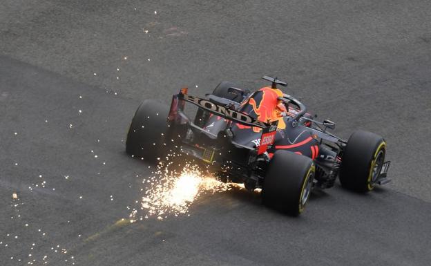 Verstappen, con accidente incluido, arranca con un suspiro de margen sobre Hamilton