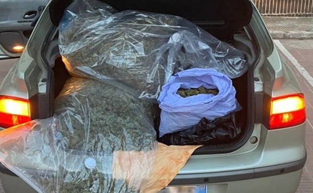 La Guardia Civil sorprende a un conductor en Villena con 12 kilos de marihuana en el maletero