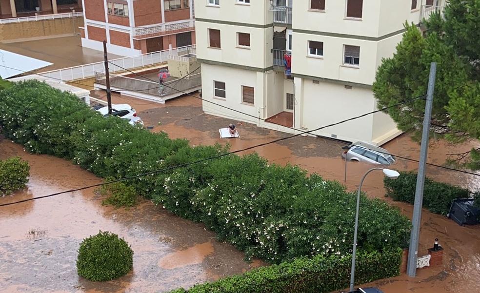 Una tromba inunda Benicàssim, obliga a rescates y destroza coches