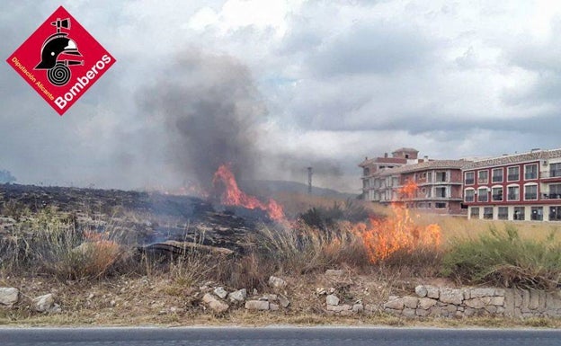 Los bomberos extinguen otro incendio de matorral a las afueras de Pinoso