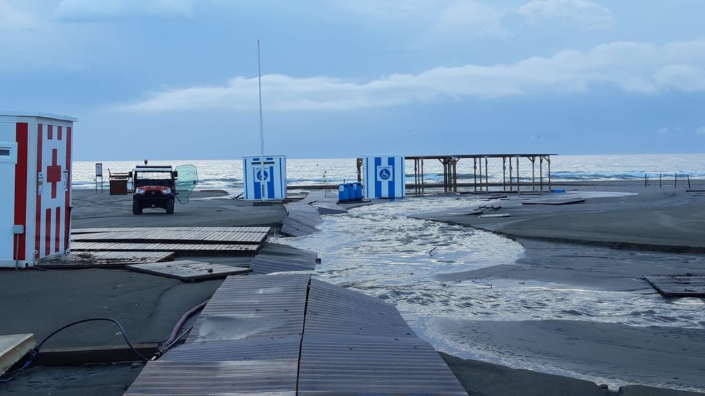 Sagunto y Canet d'en Berenguer cierran sus playas tras el paso de la tormenta