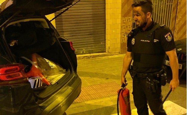 Un grupo de policías y bomberos rescatan a un hombre de su casa en llamas en Mislata