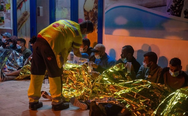 Llega una patera de madrugada a l'Alfàs del Pi con ocho personas a bordo