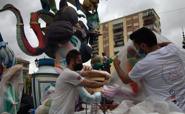 Los ninots toman las calles de Gandia con el temor a la lluvia