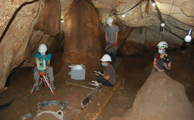 Hallan huesos humanos y una varilla del 2700 a. C. en las excavaciones de la Cova del Randero