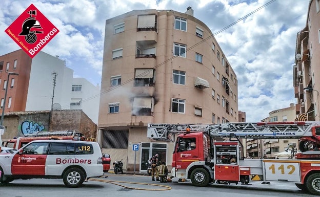 Los bomberos controlan el incendio de una vivienda en Villajoyosa