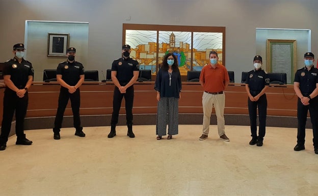 Carlet incorpora a cinco nuevos agentes de policía