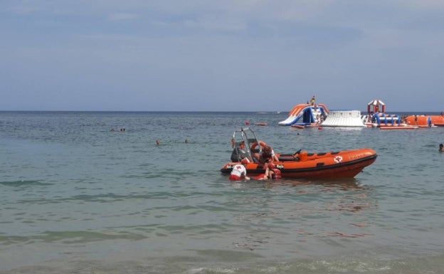 Rescatan en Dénia a un padre y dos hijos que no podían salir del mar