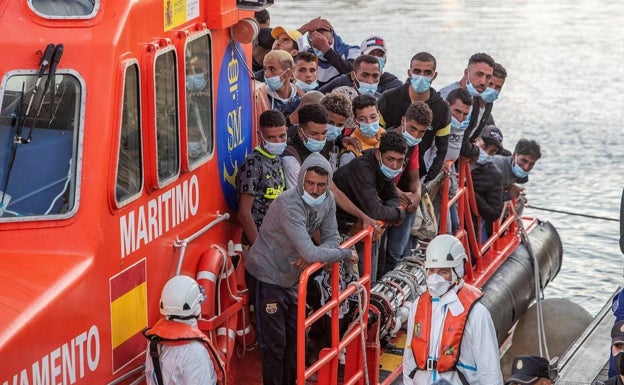 Localizan una patera a una milla del puerto de Alicante con 16 personas a bordo