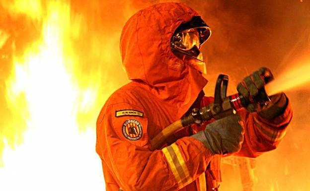 El dispositivo especial de bomberos contará con 240 efectivos en la Nit de la Cremà