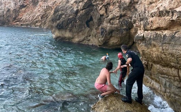 Rescatan en Dénia a dos bañistas arrinconados en las rocas de la playa Arenetes