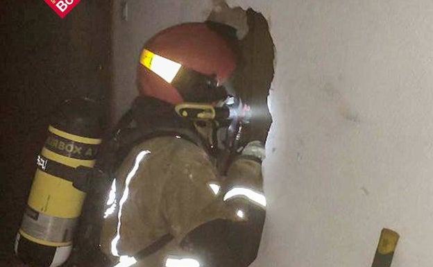 Un bombero necesita oxígeno tras apagar un incendio provocado en una vivienda de Elda