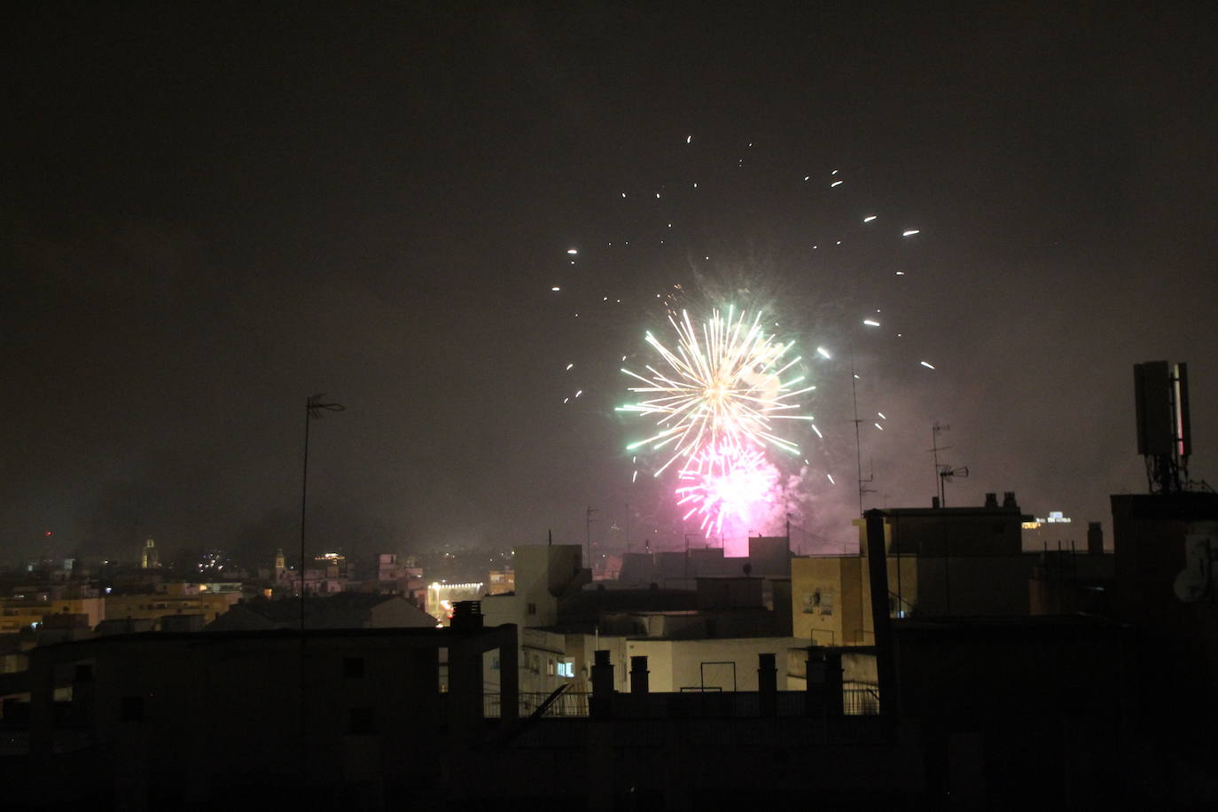 El cielo de Valencia se llena de castillos y de columnas de humo negro