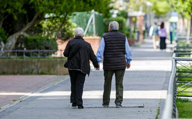 Dos jubilados pasean por un parque. /EUROPA PRESS