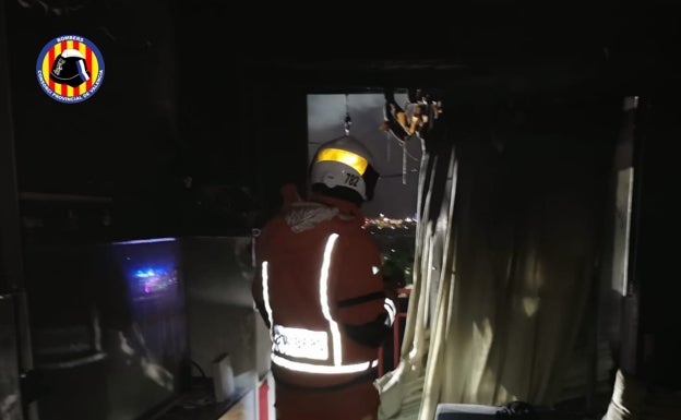 Dos personas intoxicadas en un incendio en Manuel