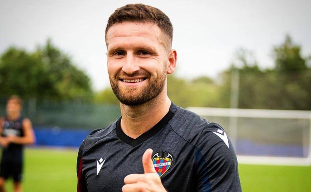 Solución al problema de los dorsales del Levante: Mustafi llevará el '13' y Aitor pasa a ser el '1'