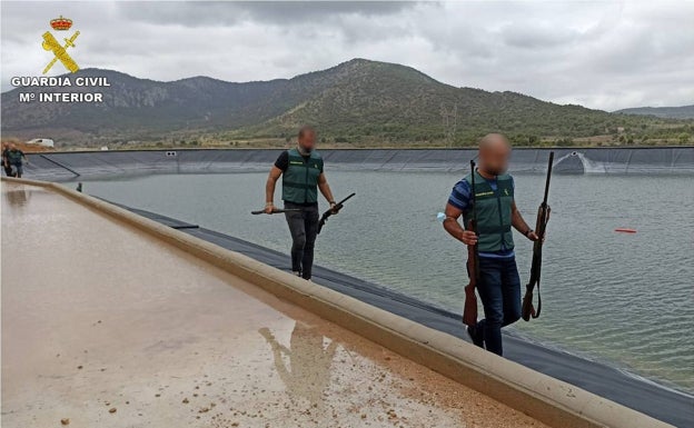 La Guardia Civil recupera nueve armas ocultas en el fondo de un embalse de riego en Monóvar